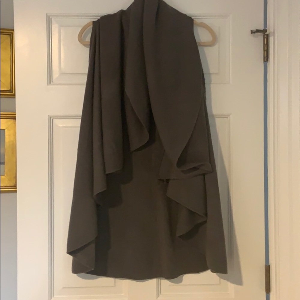Draped women’s grey sleeveless sweater size medium